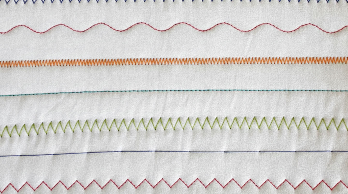 Série de quatre échantillons montrant différents types de coutures textiles